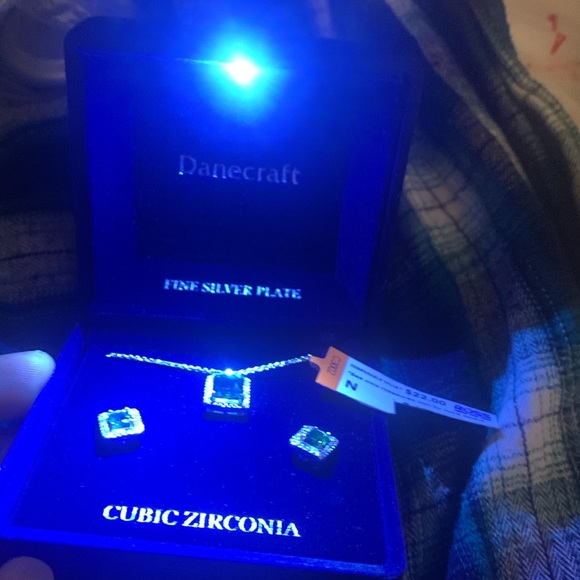 Earrings and necklaces set - Picture 2 of 5